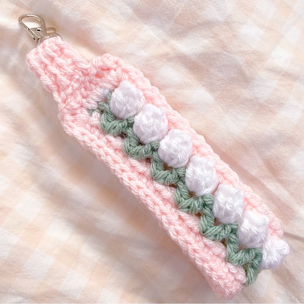 Pink crochet wristlet with white tulips keychain